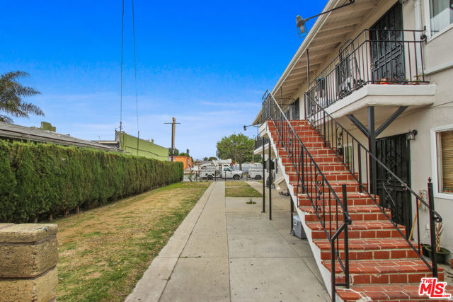 11032 Atlantic Avenue, Lynwood CA: https://media.crmls.org/mediaz/97ab63c5-2864-47ba-b2ea-386a6fdecaea.jpg