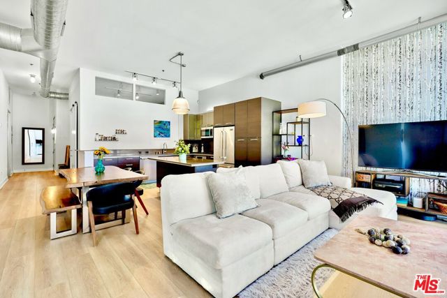 13320 Beach Avenue, Marina del Rey CA: https://media.crmls.org/mediaz/97ad4c9c-a871-44f4-a1ca-5569e88a3214.jpg