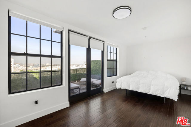 746 S Los Angeles Street, Los Angeles CA: https://media.crmls.org/mediaz/97adbceb-4c94-4d7b-9716-0143a689fa27.jpg