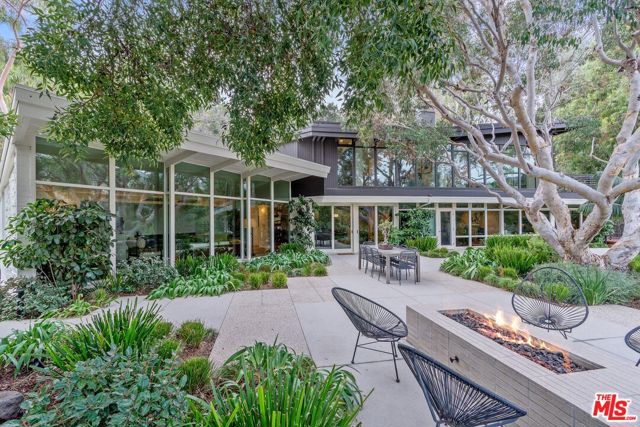 2179 Mandeville Canyon Road, Los Angeles CA: https://media.crmls.org/mediaz/97adbe1c-d8e7-44da-ade3-93d12d4f2d32.jpg