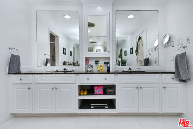 11687 Bellagio Road, Los Angeles CA: https://media.crmls.org/mediaz/97aed055-2334-4251-9595-aedfcd74a3a5.jpg