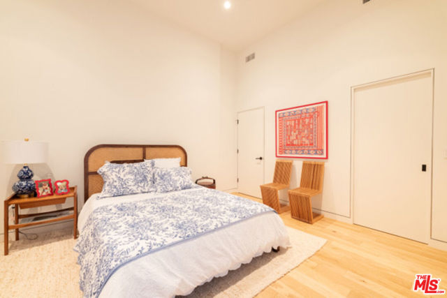 8465 Franklin Avenue, West Hollywood CA: https://media.crmls.org/mediaz/97af16bd-e51e-461c-a2c2-df7188fbb36d.jpg