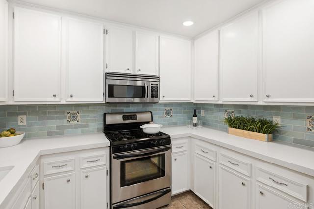 Detail Gallery Image 4 of 23 For 10811 Riderwood a,  Santee,  CA 92071 - 2 Beds | 2/1 Baths