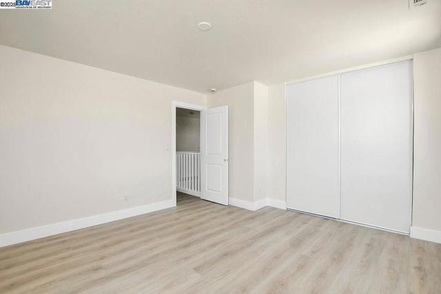 3251 Hyde St, Oakland CA: https://media.crmls.org/mediaz/97b0bb5e-99fd-4dd9-be24-4799cb659e10.jpg