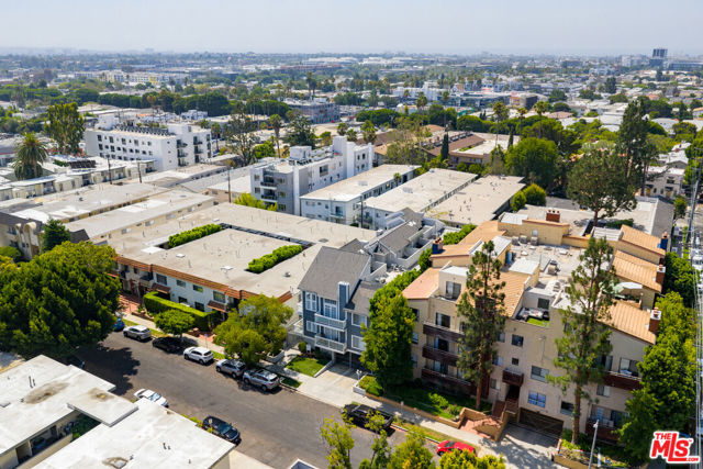 1315 S Carmelina Avenue, Los Angeles CA: https://media.crmls.org/mediaz/97b0df16-40b9-46c8-b892-45035cf72972.jpg