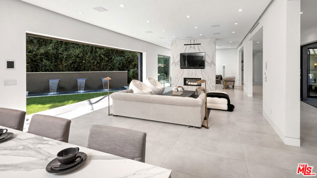 12720 Montana Avenue, Los Angeles CA: https://media.crmls.org/mediaz/97b2121c-5d9c-4371-81b2-b5dff9be768b.jpg