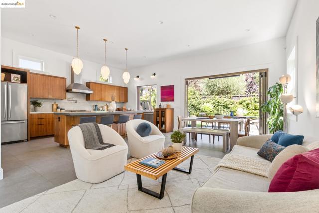 5734 Maccall St, Oakland CA: https://media.crmls.org/mediaz/97b3e36d-69bf-4039-a877-bd5a25b030b8.jpg
