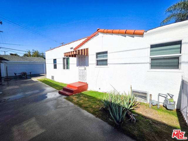 1111 N Spring Avenue, Compton CA: https://media.crmls.org/mediaz/97b4a119-adb2-4e1f-a1ae-d89680babe28.jpg