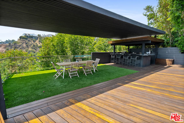 8021 Floral Avenue, Los Angeles CA: https://media.crmls.org/mediaz/97b5629a-539e-4652-90c0-a83894cc2813.jpg
