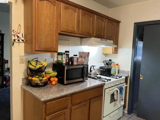 381 S 34Th St, Richmond CA: https://media.crmls.org/mediaz/97b56dd6-4bad-443d-acaf-c90e5db4602e.jpg