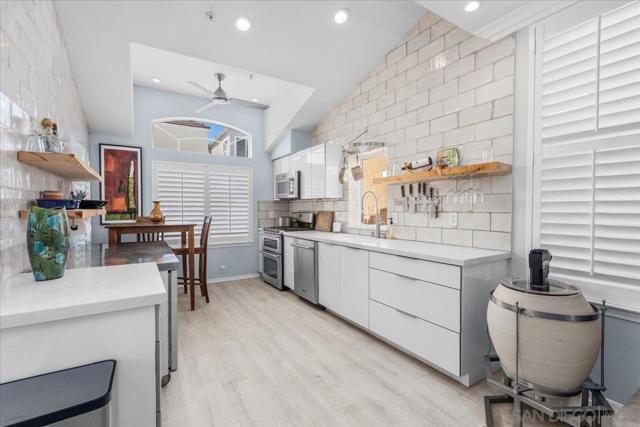 700 Lido Park Dr, Newport Beach CA: https://media.crmls.org/mediaz/97b58a12-731e-460a-8a13-80806d6fa05b.jpg