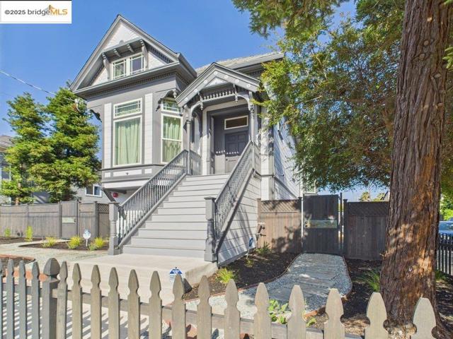 2602 Adeline St, Oakland CA: https://media.crmls.org/mediaz/97b641a0-8300-480d-a4a1-fa05a65c6402.jpg