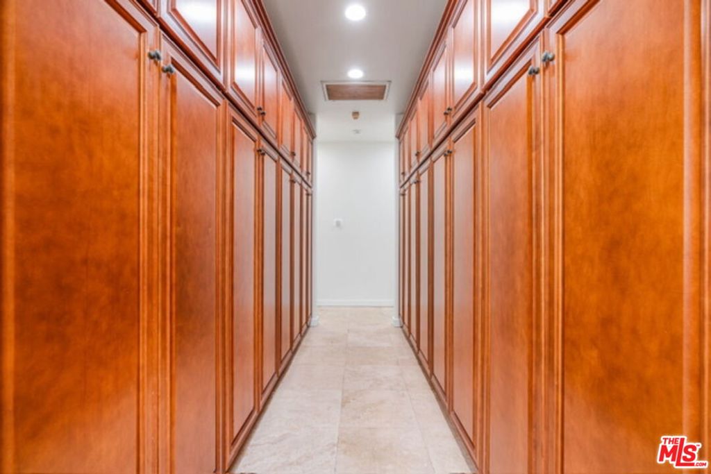 https://media.crmls.org/mediaz/97b6d693-9acf-4137-a900-89f84ebe511a.jpg?preset=X-Large