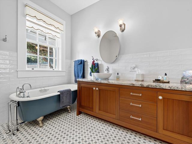 Detail Gallery Image 21 of 56 For 44900 Little Lake Rd, Mendocino,  CA 95460 - 5 Beds | 2/1 Baths