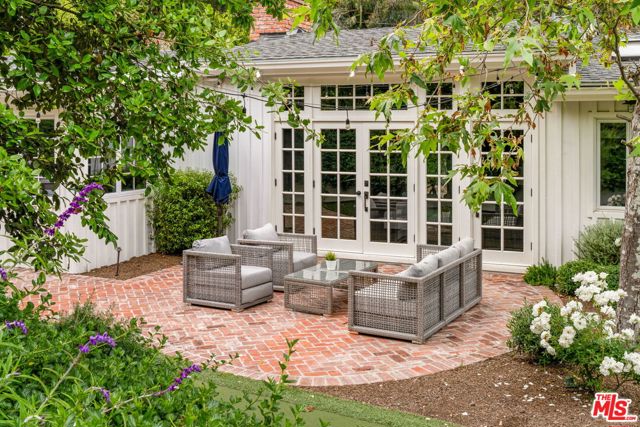 4071 Mandeville Canyon Road, Los Angeles CA: https://media.crmls.org/mediaz/97b70066-6aa5-4b7f-8bb3-38691530d2c3.jpg