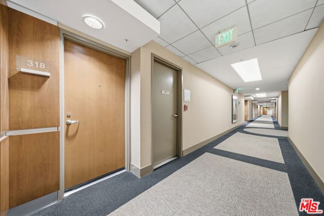 13700 Marina Pointe Drive, Marina del Rey CA: https://media.crmls.org/mediaz/97b7bd87-121b-4976-b7b9-501c072a86d2.jpg