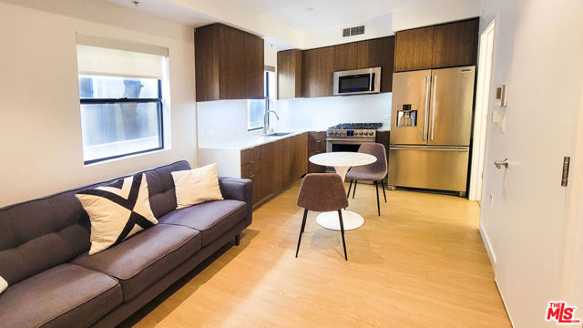 11649 Mayfield Avenue, Los Angeles CA: https://media.crmls.org/mediaz/97b82064-99e6-4130-8931-3a480e2d91d5.jpg