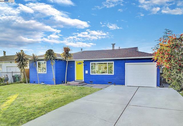 215 Isleton Ave, Oakland CA: https://media.crmls.org/mediaz/97b9c9aa-2457-4606-8085-75c1e668d012.jpg