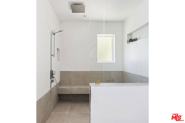 3820 Broadlawn Drive, Los Angeles CA: https://media.crmls.org/mediaz/97b9d8af-4b43-49b0-984e-57fbccb53002.jpg
