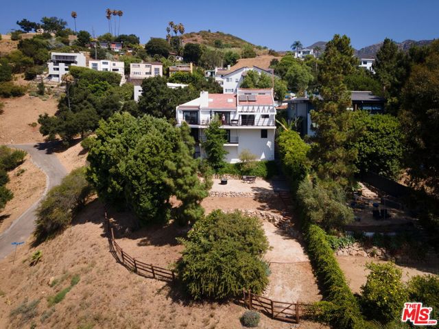 26533 Ocean View Drive, Malibu CA: https://media.crmls.org/mediaz/97bca214-e8d5-4828-b73d-d4052468240f.jpg