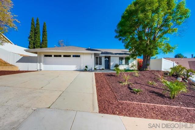 950 Funquest Dr, Fallbrook CA: https://media.crmls.org/mediaz/97bd572f-abdf-49ec-8ebd-47330f439199.jpg