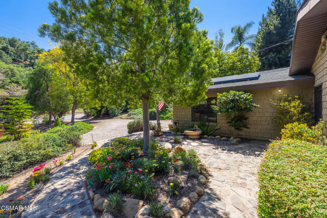 1585 Loma Drive, Ojai CA: https://media.crmls.org/mediaz/97bdaaf8-1565-4040-8bdd-f66dff9c2b64.jpg