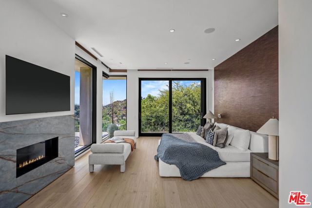 455 Castle Place, Beverly Hills CA: https://media.crmls.org/mediaz/97be47ba-7874-48b0-8add-56f5998054f7.jpg