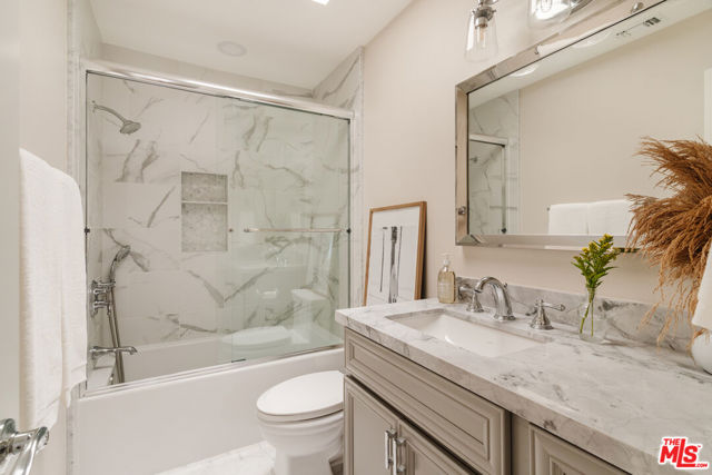2641 Hartland Circle, Westlake Village CA: https://media.crmls.org/mediaz/97be593b-bfb3-46b8-8388-a1019543aea8.jpg