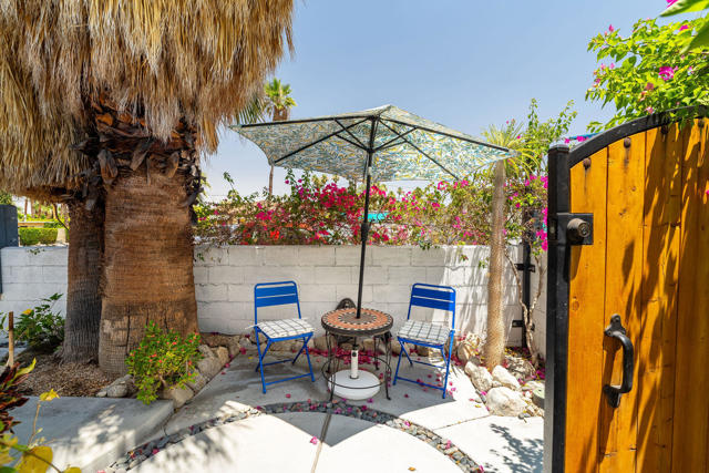 689 E Camino Parocela, Palm Springs CA: https://media.crmls.org/mediaz/97be705b-efa3-4e8a-b423-658779494686.jpg