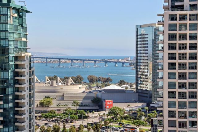 700 Front St, San Diego CA: https://media.crmls.org/mediaz/97bf0994-4f86-49d6-a65e-f3f313f9e503.jpg