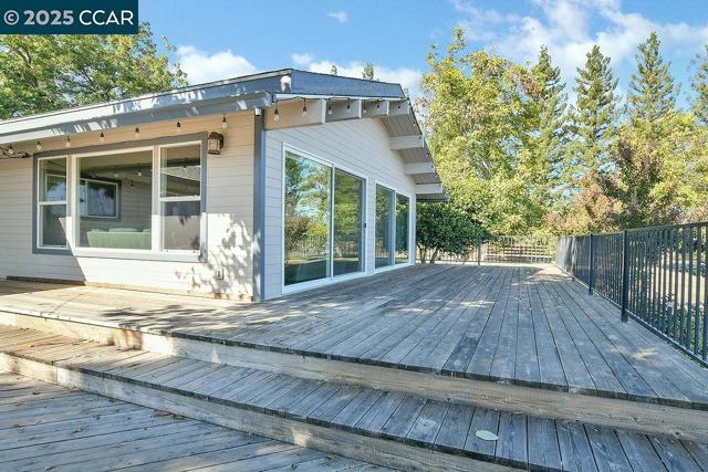 2280 Concord Ave, Brentwood CA: https://media.crmls.org/mediaz/97bf2fea-226c-4874-8a0b-3b525b10f9c3.jpg