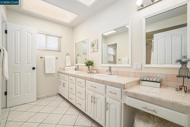 1543 Heartwood Dr, Concord CA: https://media.crmls.org/mediaz/97bf6d77-c487-4fc8-a3bd-d40380990bd8.jpg
