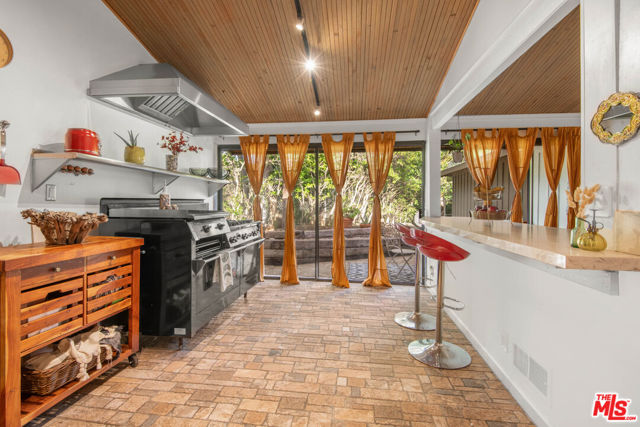 886 Camino Colibri, Calabasas CA: https://media.crmls.org/mediaz/97c033fe-5bd3-4fe2-9ea1-6844c65a830b.jpg