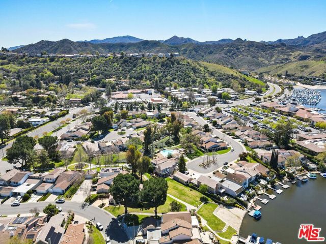 32134 Beachlake Lane, Westlake Village CA: https://media.crmls.org/mediaz/97c206db-7ac0-4f6f-96f5-59375d5d76bc.jpg