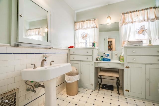 1120 S Burnside Avenue, Los Angeles CA: https://media.crmls.org/mediaz/97c20987-a89b-4be6-8ea5-b74712d4f39c.jpg