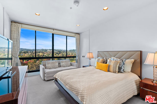 10490 Wilshire Boulevard, Los Angeles CA: https://media.crmls.org/mediaz/97c25ce9-711b-4b07-ae06-e56352442a7e.jpg