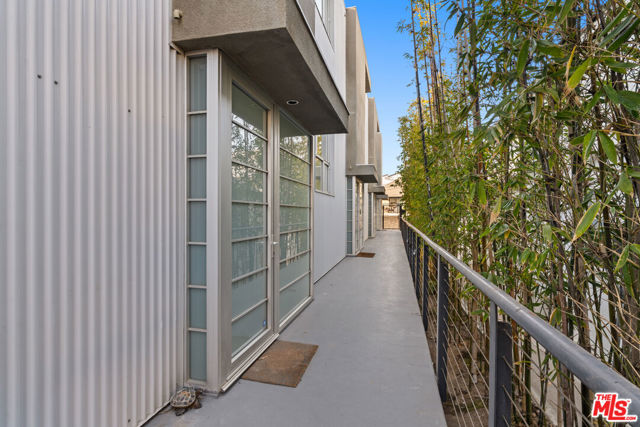 25 Brooks Avenue, Venice CA: https://media.crmls.org/mediaz/97c429bf-434d-4b36-a3c4-19e954213af8.jpg