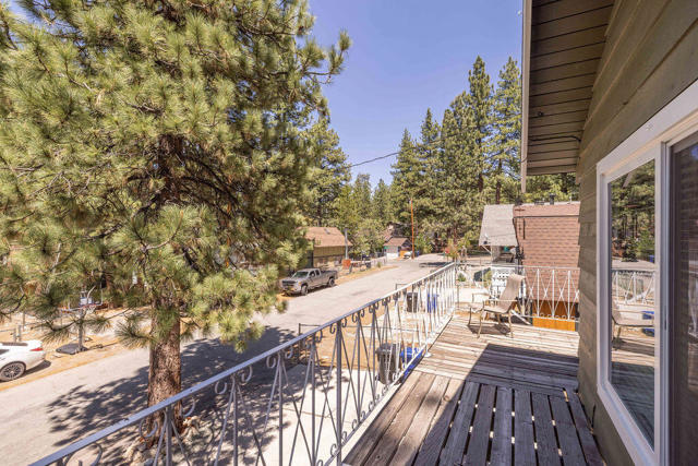 308 W Rainbow Boulevard, Big Bear CA: https://media.crmls.org/mediaz/97c44afa-896a-4a9b-b914-1752adbd58a2.jpg