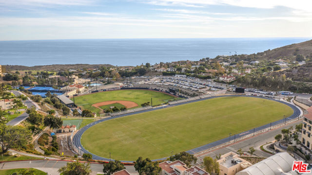 3516 Malibu Country Drive, Malibu CA: https://media.crmls.org/mediaz/97c50118-c29c-4b01-ac61-d8f397596352.jpg