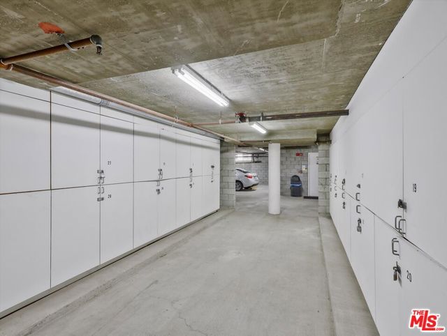 937 12th Street, Santa Monica CA: https://media.crmls.org/mediaz/97c5c810-b5c2-467b-b83e-822ed997b3c6.jpg