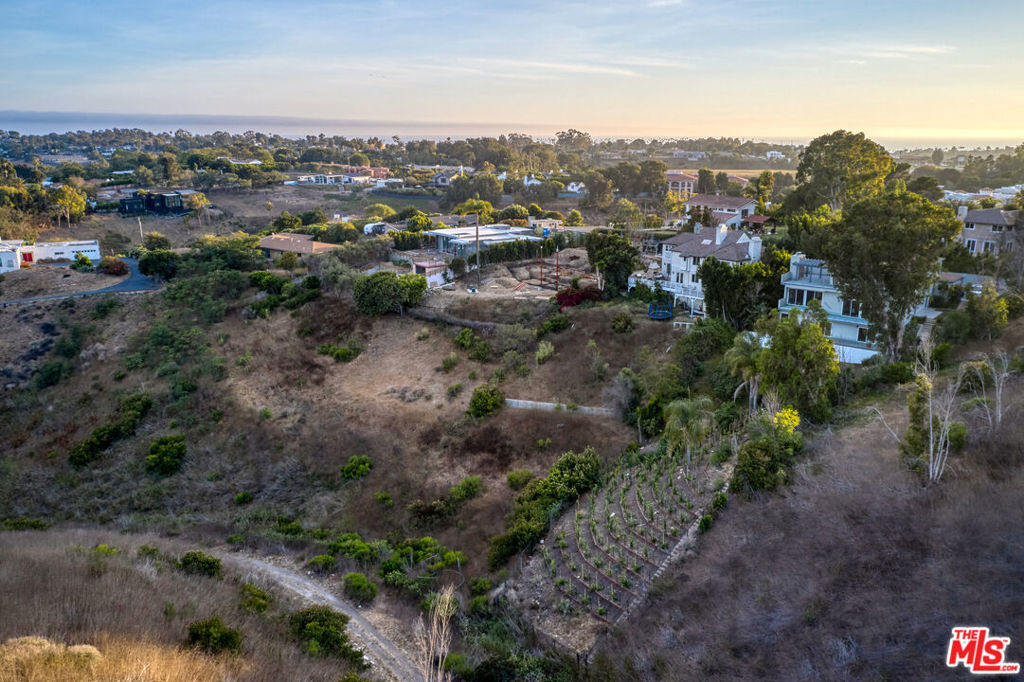https://media.crmls.org/mediaz/97c6b622-b2d7-4bb0-889c-3a6af63b35a5.jpg?preset=X-Large