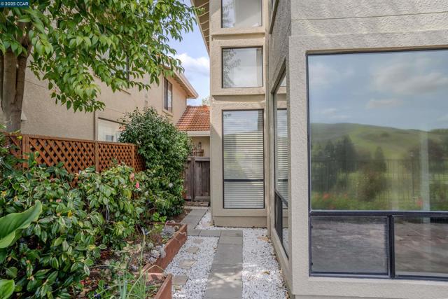 772 Lakemont Pl, San Ramon CA: https://media.crmls.org/mediaz/97c7bf48-857e-4ed8-96ae-1801c89f5188.jpg