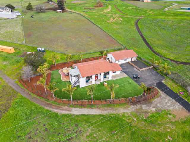 12200 Tesla Rd, Livermore CA: https://media.crmls.org/mediaz/97c8fb0a-47b3-4e14-bf76-b56b1ed95a7b.jpg