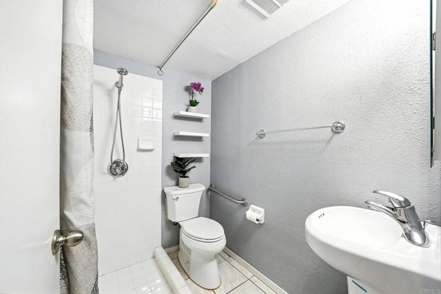 3444 Corte Loro, San Diego CA: https://media.crmls.org/mediaz/97c92bbb-457f-4e6f-8beb-ed74846c5332.jpg