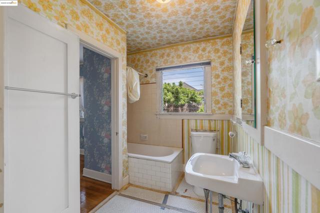 1136 S Ridgeley, Los Angeles CA: https://media.crmls.org/mediaz/97c9de1e-7c9b-43d7-87f7-b3da29bd1525.jpg