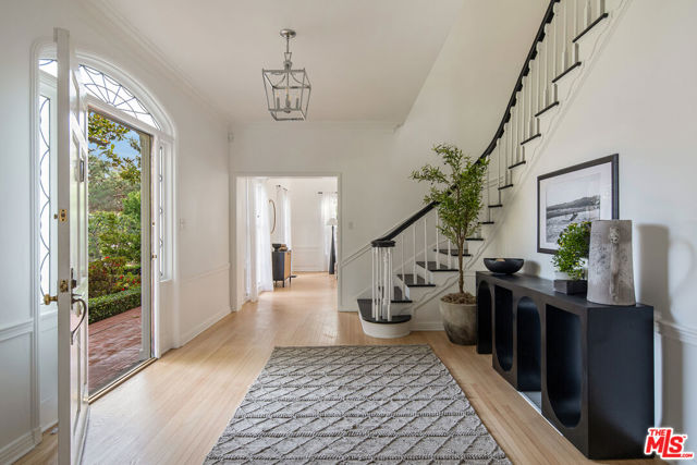 625 N Sierra Drive, Beverly Hills CA: https://media.crmls.org/mediaz/97ca1a24-d663-4bbe-9bcd-8bdd05fe21b2.jpg