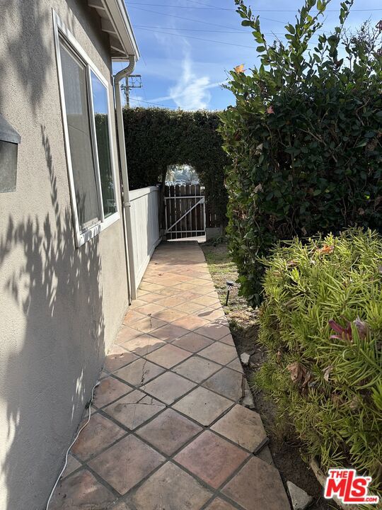 3013 Colorado Avenue, Santa Monica CA: https://media.crmls.org/mediaz/97ca436c-99d1-4911-a117-d54d9f411f2a.jpg