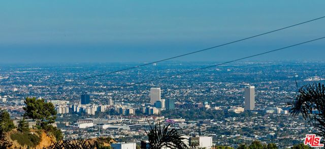 2164 Sunset Plaza Drive, Los Angeles CA: https://media.crmls.org/mediaz/97ca7918-6399-43c9-a5b4-206d24087309.jpg