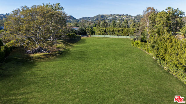 150 S Carolwood Drive, Los Angeles CA: https://media.crmls.org/mediaz/97cb06d6-87d0-4820-8605-f38d7d4d70a0.jpg