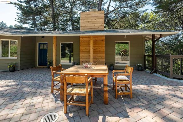 6537 Aitken Dr, Oakland CA: https://media.crmls.org/mediaz/97cb27d2-97bd-415e-b88c-6b7d67cc48f2.jpg